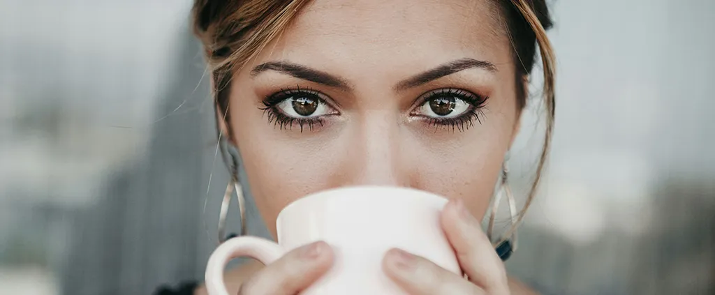 コーヒーを飲む女性